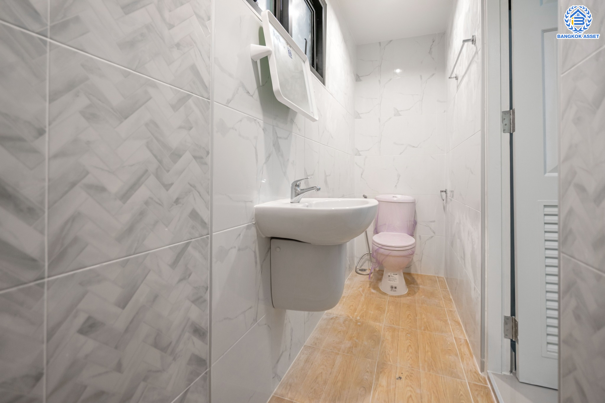 บ้านมือสองตกแต่งใหม่ ม.ซื่อตรง รัตนาธิเบศร์ หลังมุม หน้าโครงการติดรถไฟฟ้า "สถานีไทรม้า"!! เนื้อที่ 34 ตร.ว. ฟังก์ชัน 3 ห้องนอน 3 ห้องน้ำ 1 ห้องอเนกประสงค์ 1 ที่จอดรถ เชื่อมต่อได้หลายเส้นทาง ใกล้ เซ็นทรัลรัตนาธิเบศร์ และทางด่วน "งามวงศ์วาน"